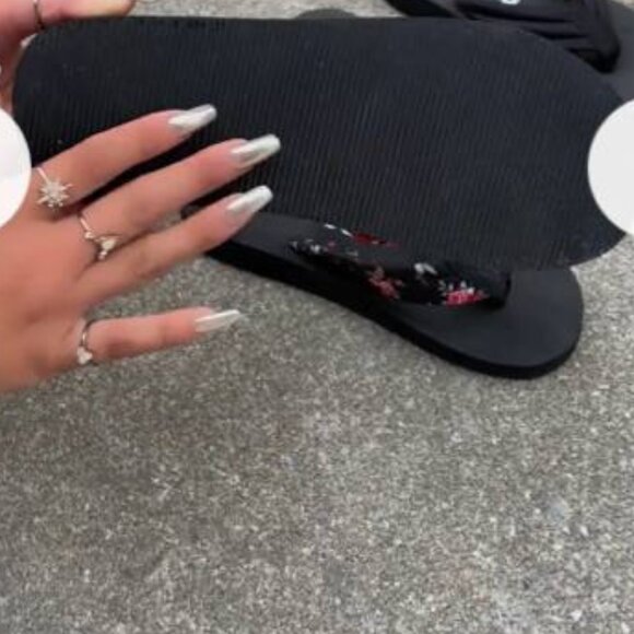 NWOT Youlisi Black Floral Flip Flop Sandals Size 9 (40) - Picture 4 of 4